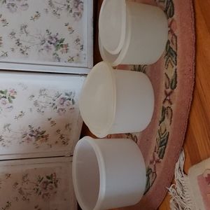 5 piece lot of Tupperware bowls